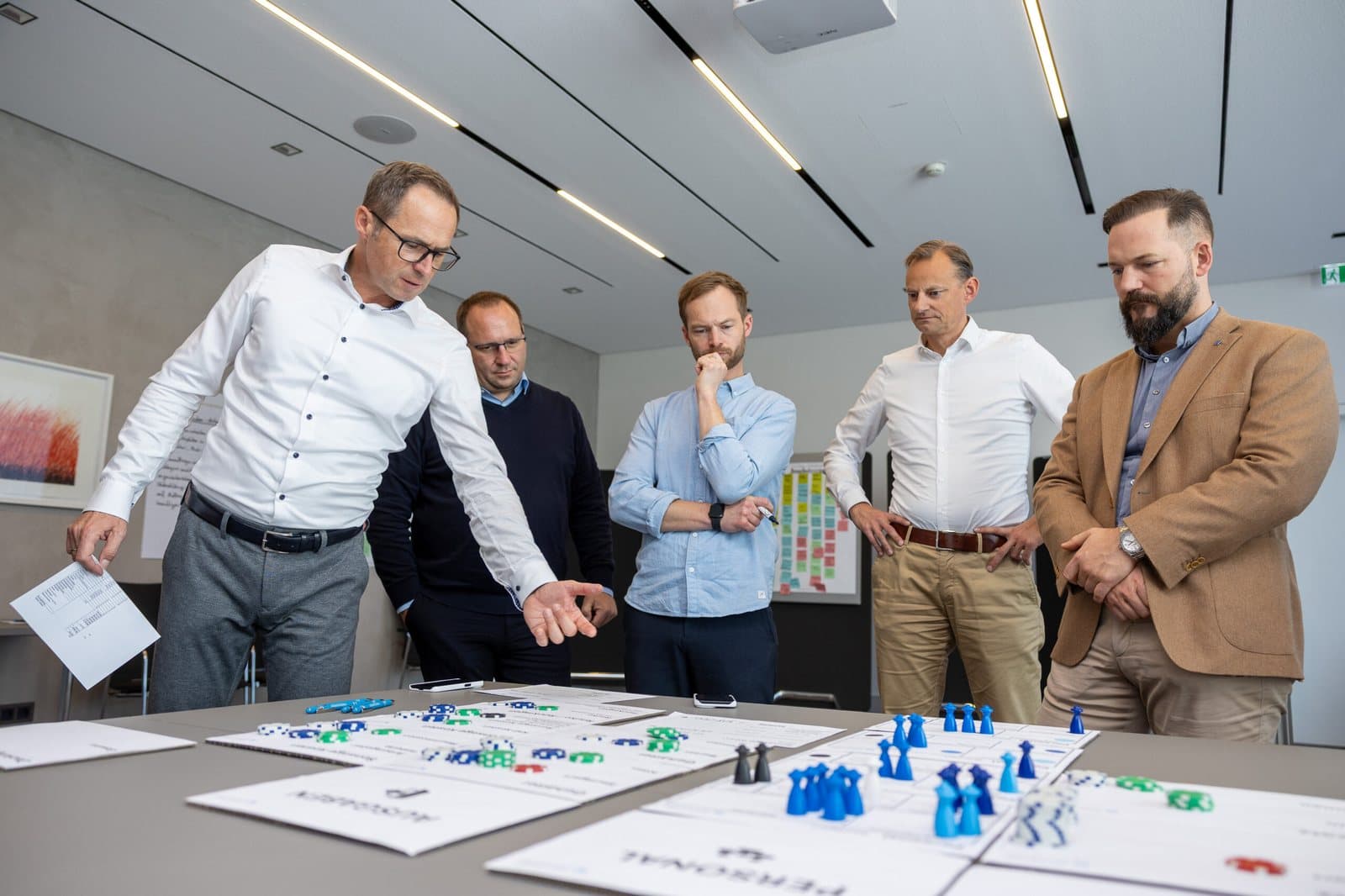 Clemens Baumgartner mit einem Führungsteam an einem Planungsmodell