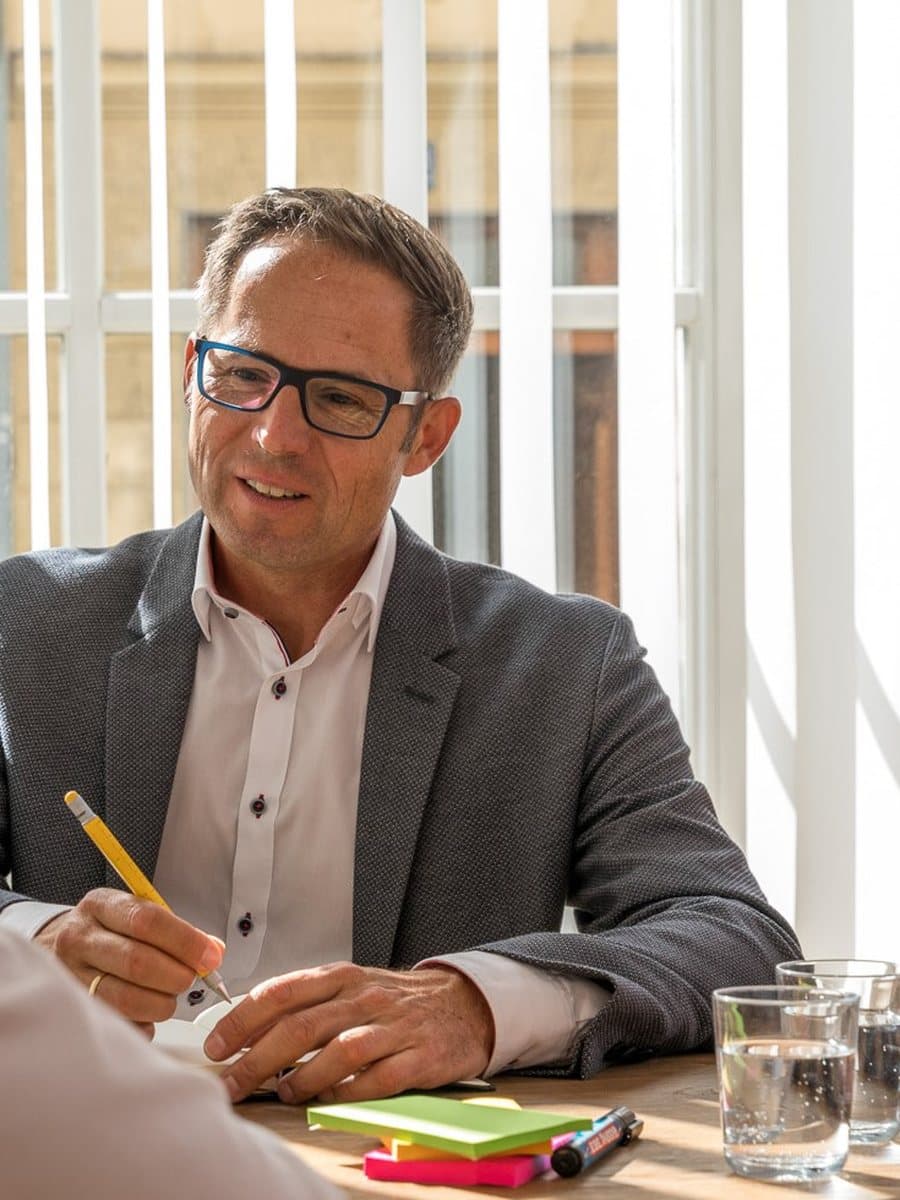 Clemens Baumgartner im Gespräch mit einer Führungskraft